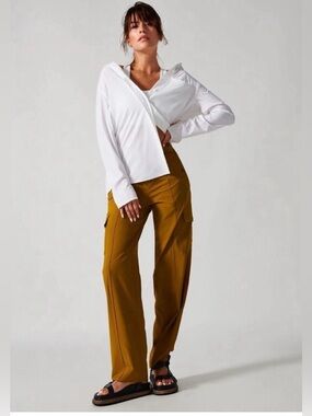 Athleta Vienna Cargo Pants in Brass Gold - Size 8 - EUC